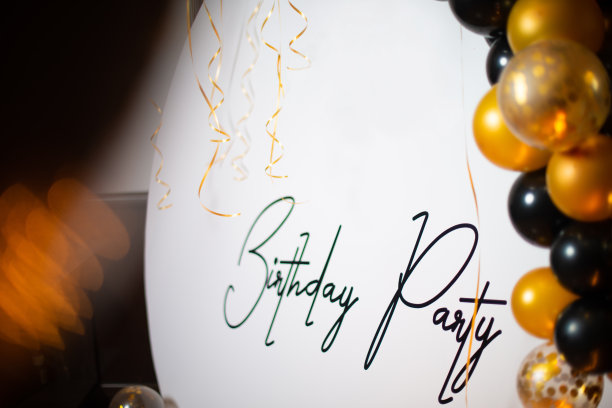 生日快乐!有黄色和黑色气球的生日派对图片下载