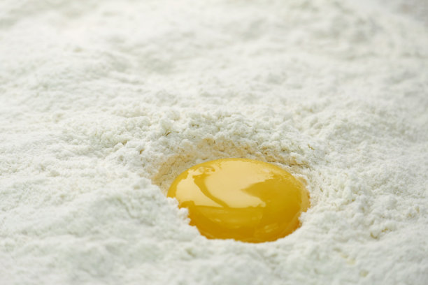 面粉上的蛋黄图片下载