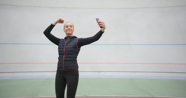 有趣的图片，有趣的苗条苗条的女人在白色的背景。一个女人在自拍，做鬼脸图片下载