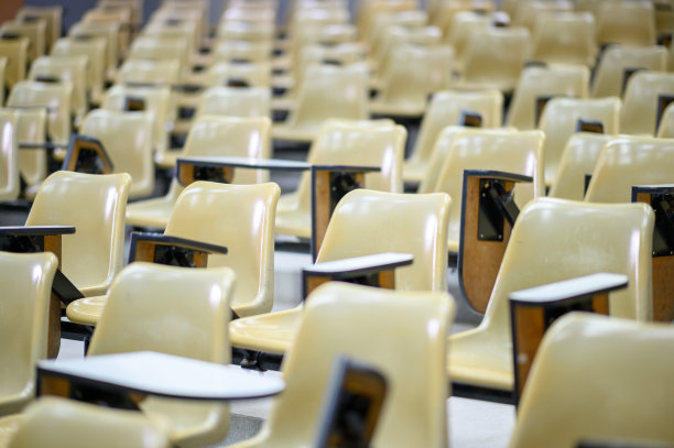 大学的教室是空的。教室里没有学生。图片下载