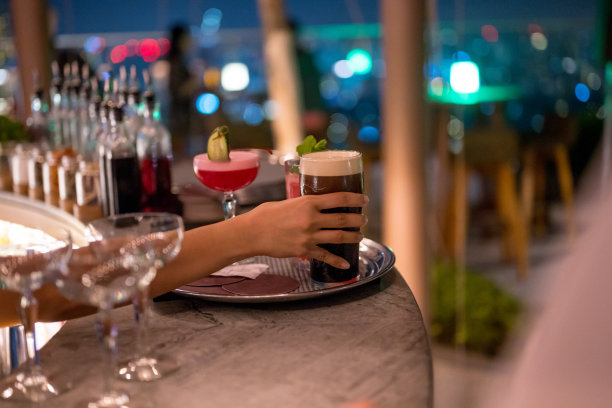 在酒吧里提供黑啤酒的服务员图片下载