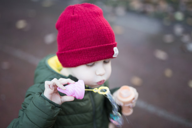 学龄男孩吹泡泡图片下载
