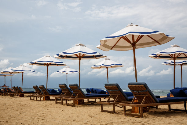 为客人的到来准备了沙滩上的日光浴床。图片下载