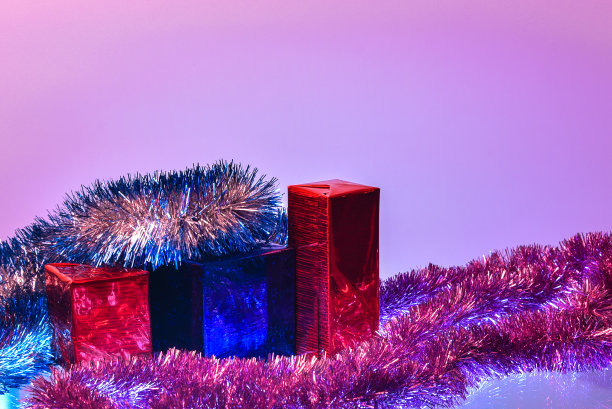 玻璃架子上放着圣诞礼物盒和节日装饰品。图片下载