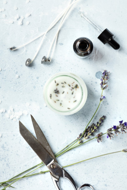 手工薰衣草香薰蜡烛与精油，花，蜡，芯，和剪刀，一个平铺头顶拍摄。一个手工圣诞礼物，零浪费圣诞理念，色调形象图片下载