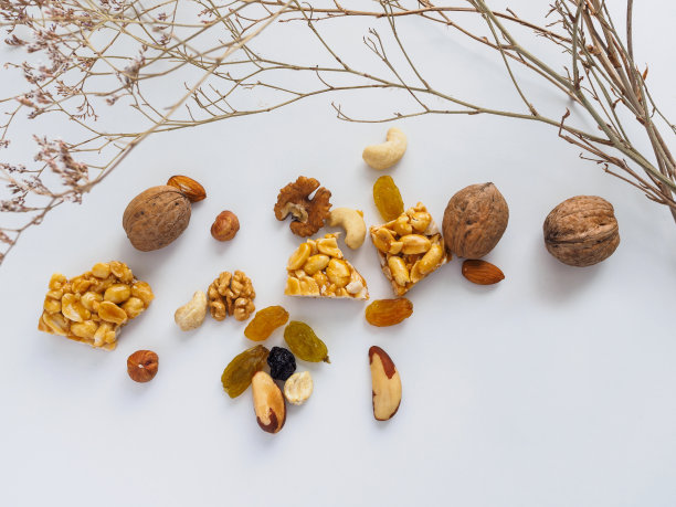 白底干花旁边放着坚果和葡萄干图片下载