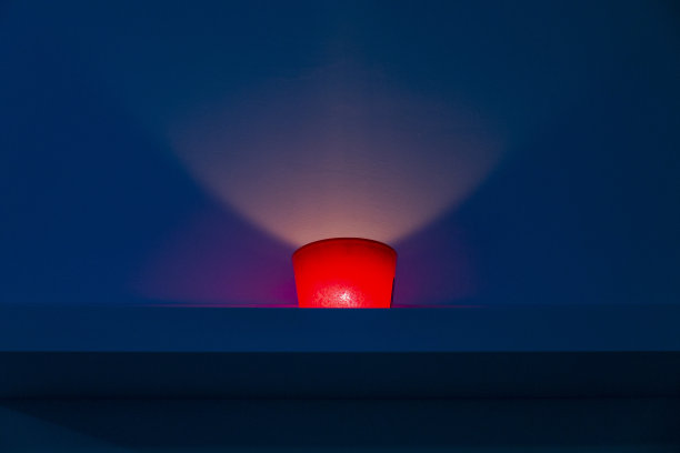 蓝色背景上的红烛图片下载