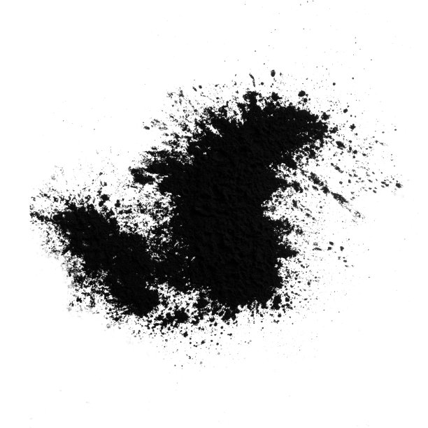 黑色的沙子孤立在白色的沙子上图片下载