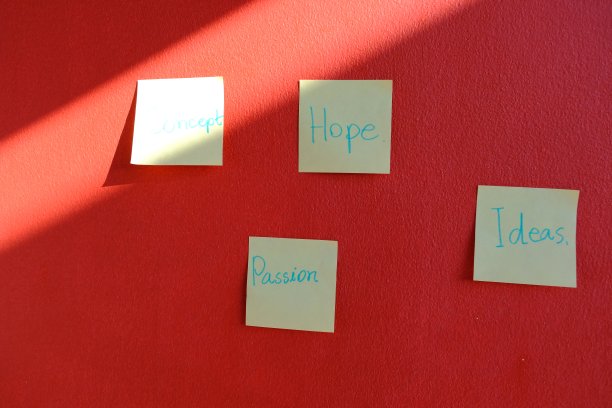 在红色的墙上写一张便条。图片下载