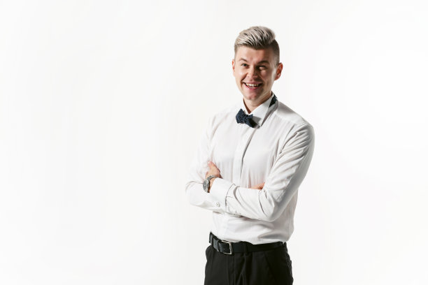 肖像年轻微笑英俊的表演者在白色衬衫领结，工作室拍摄孤立的白色背景。商人图片下载