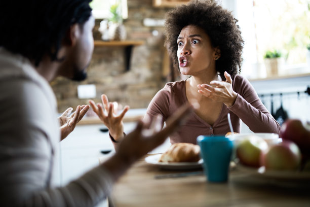 一对愤怒的非裔美国夫妇在家里吃早餐时争吵。图片下载
