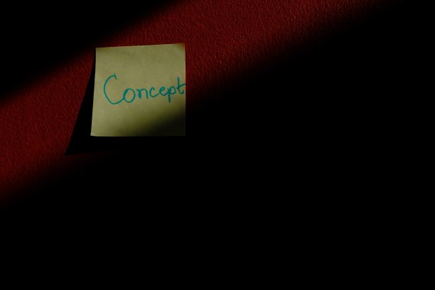 在红色的墙上写一张便条。图片下载