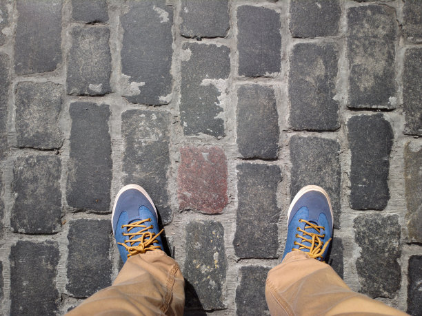 双脚踩在鹅卵石上。图片下载