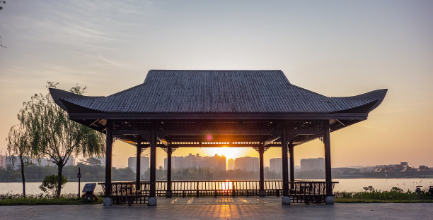 中国广东省东莞市华阳湖湿地公园湖畔亭子图片下载