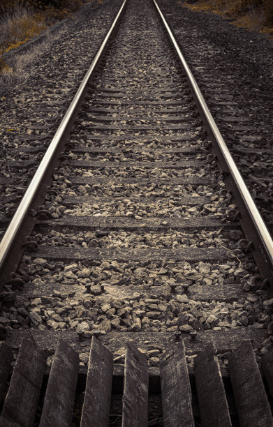 铁轨消失在远处图片下载