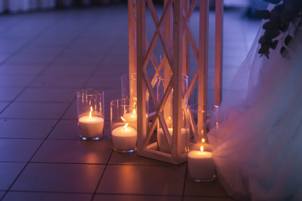 餐厅鲜花上的蜡烛。婚礼图片下载