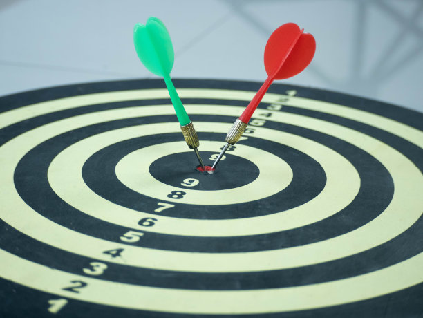 红色和绿色飞镖的目标箭击中靶心，这是每个人想要的最终目标，目标营销和商业成功的概念图片下载
