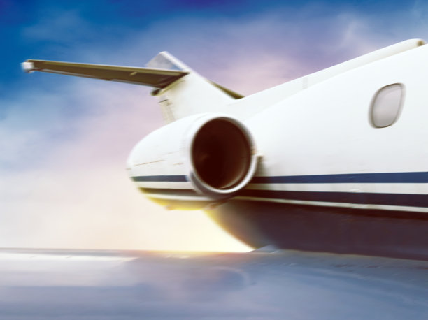 一架喷气式飞机飞过乌云密布的天空。图片下载