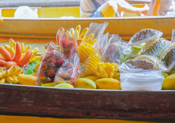 泰国Ratchaburi区Damnoen Saduak水上市场，当地人在船上出售水果、食物和纪念品。亚洲著名旅游景点。图片下载