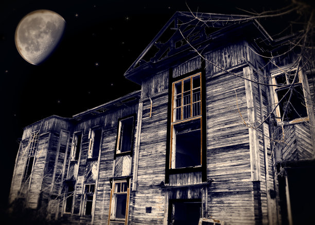 在月亮的背景下，破旧的木头大厦在晚上-不祥的插图一个令人毛骨悚然的房子。在月亮的背景下，破旧的木头大厦在晚上-不祥的插图一个令人毛骨悚然的房子。图片下载