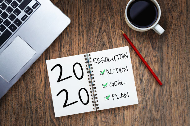 2020年决心目标清单——在商务办公桌上手写的笔记本上列出目标和决心。图片下载