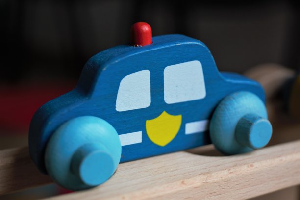 白色背景上的玩具车图片下载