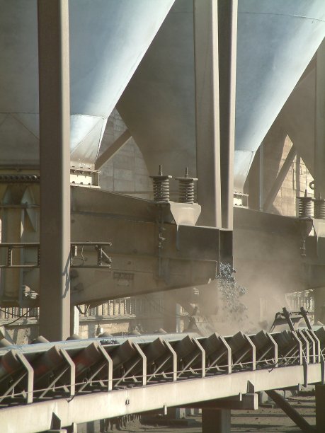 原料从料仓输送到输送带图片下载