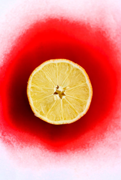 在红色污渍上放半个柠檬图片下载
