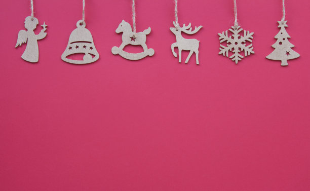 红色背景上的木制圣诞玩具图片下载