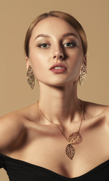 漂亮女孩的脸戴自然灵感珠宝集图片下载
