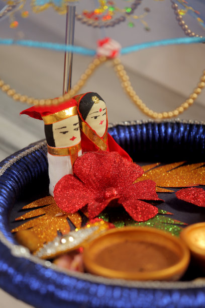 新娘新郎娃娃装饰婚礼板设置近的形象。图片下载