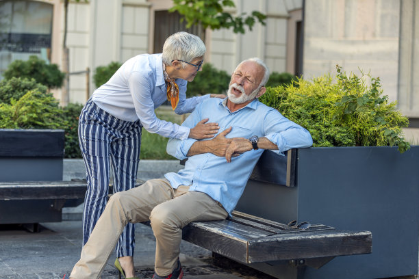 城市街道上的一位资深商人患了心脏病图片下载