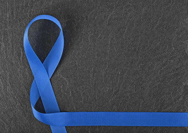 结肠癌意识概念-意识蓝带在黑色的背景。图片下载