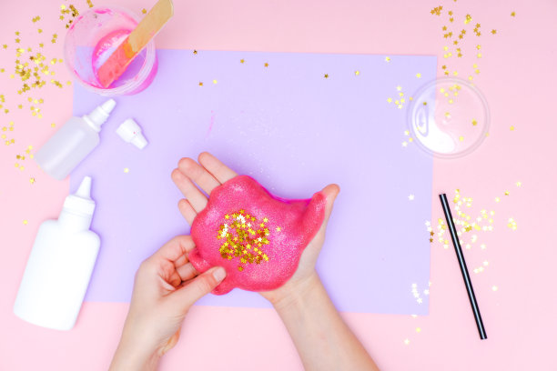 如何在家制作粘液。孩子们的艺术项目。DIY的概念。孩子们用手在粉红色上制作黏液玩具。一步一步的照片说明。步骤11。星星图片下载