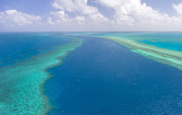 鸟瞰图通过大堡礁附近的艾尔利海滩的航道图片下载