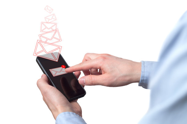 商人手持智能手机与图标移动电话，邮件，电话和地址。手持智能手机的男人的手。手机上收到的新信息图片下载