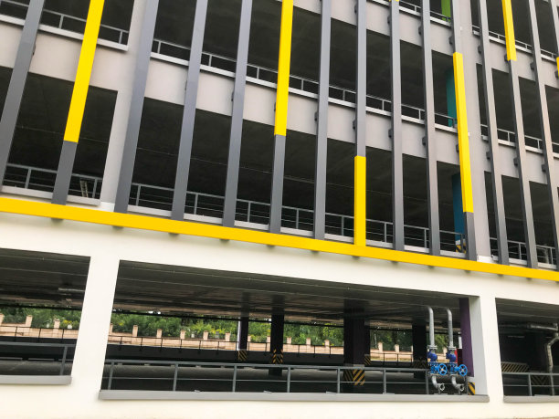 大型美丽的地上现代宽敞的停车场，在一个大城市的停车场图片下载