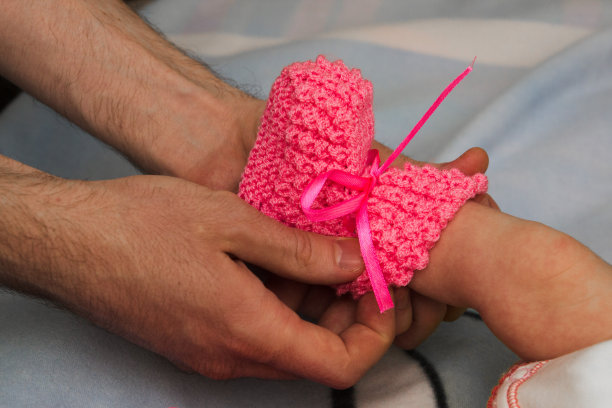 爸爸手中的宝宝小脚图片下载