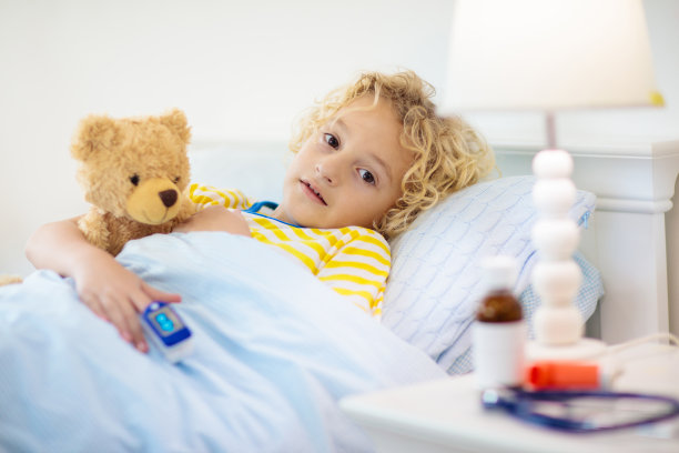 脉搏血氧计。哮喘患儿。生病的孩子。图片下载