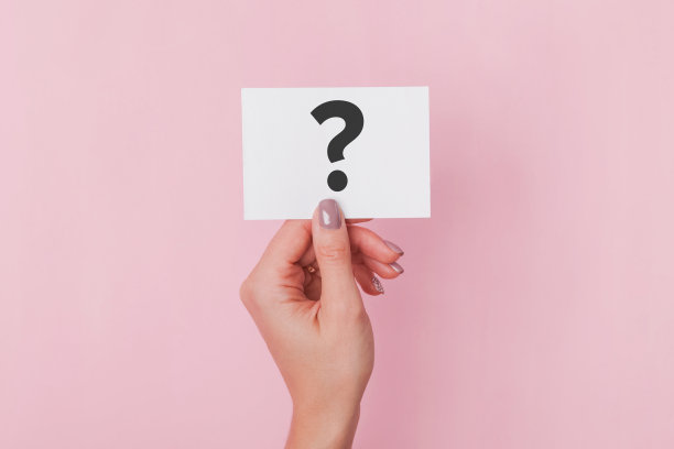 女人的手拿着带疑问的卡片图片下载