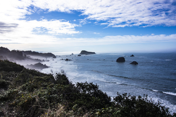 这张照片拍摄于美国加州1号公路上的太平洋，西海岸上空乌云密布图片下载