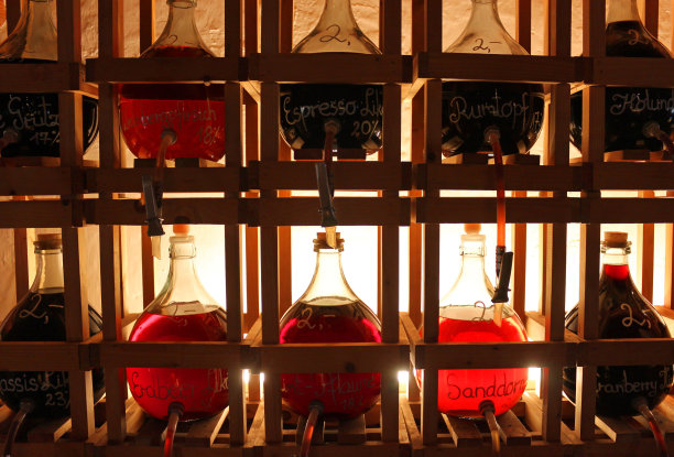 玻璃瓶中的烈酒图片下载