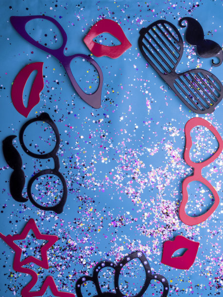 假日概念纸板嘉年华面具，派对照片道具，胡子，皇冠，嘴唇，眼镜。蓝色背景的庆典面具。前视图。平躺图片下载