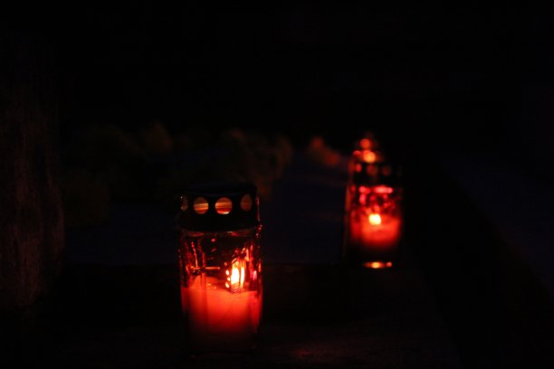 透明的红色枝形吊灯上的教堂蜡烛图片下载