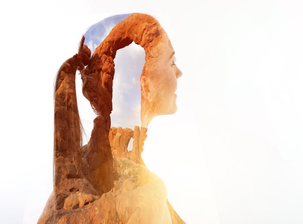 一个年轻女子变形成天然石拱的多重曝光。拱门国家公园。图片下载