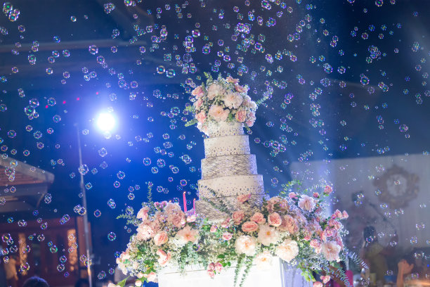 婚礼蛋糕。美丽的婚礼。远眺豪华的餐厅大厅准备婚宴。图片下载