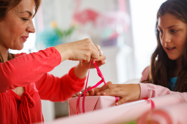 女人教女儿包装礼物图片下载