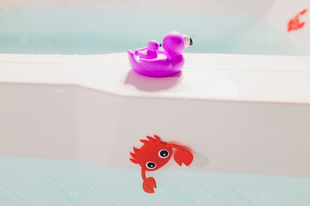 孩子们的玩具在浴室里有水。图片下载