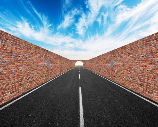 砖墙高速公路，蓝天白云图片下载