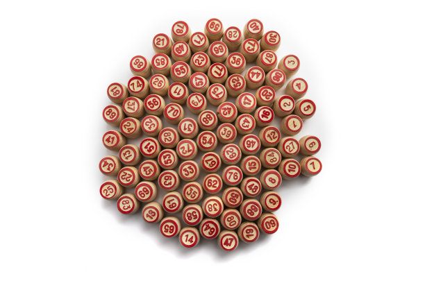 宾果或乐透游戏。乐透牌的木桶。图片下载